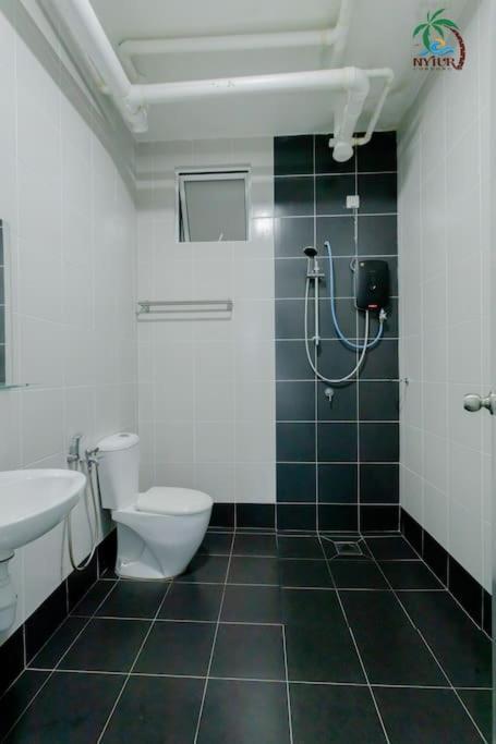 New Drawbridge Condo With Seaview And Pool كُوالا تيرينغانو المظهر الخارجي الصورة